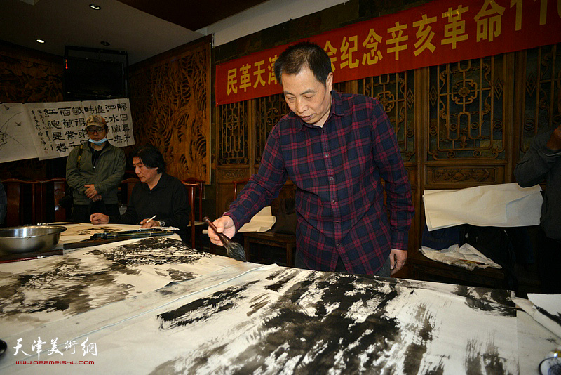 吴玉亮在书画笔会现场。