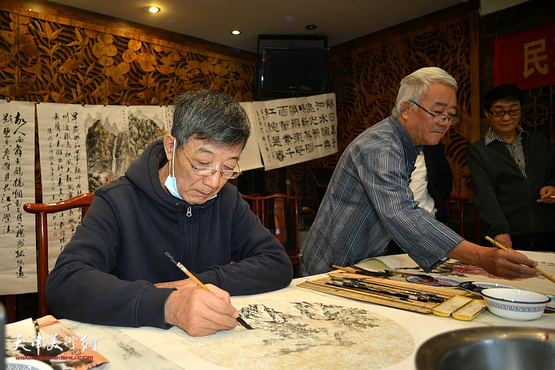 元世琪、周凤祥在书画笔会现场。