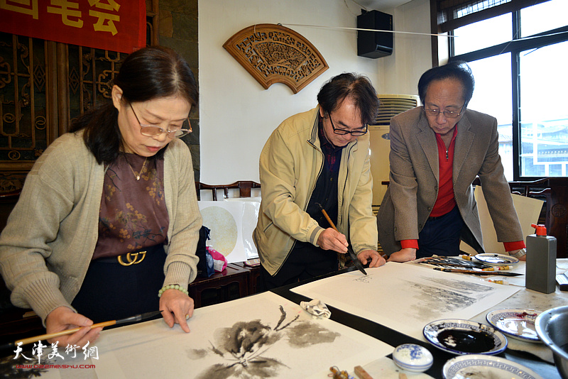 赵筱兰、穆怀安、李文祥在书画笔会现场。