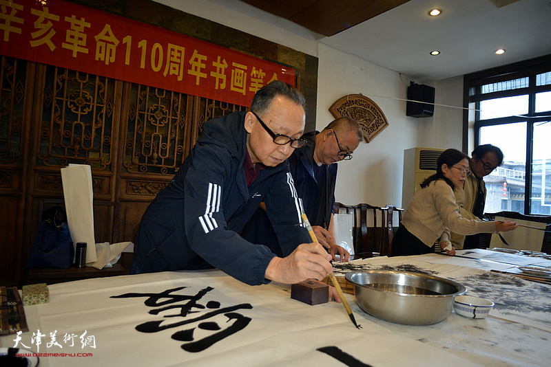 葛培林在书画笔会现场。