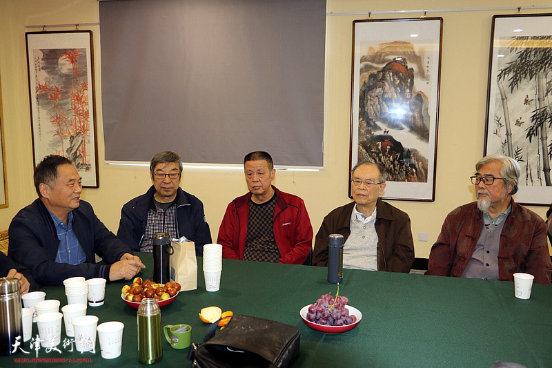 左起：邢立宏、时景林、崔石林、费超杰、陈连羲在“九九重阳”南开画院荣大分院部分老书画家座谈现场。