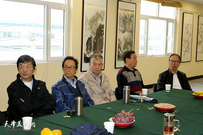 左起：徐庆荣、王寅、吴士江、辛沛麟、刘金强在“九九重阳”南开画院荣大分院部分老书画家座谈现场。