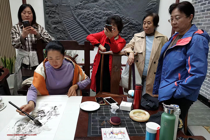 津门女画家余澍梅带领学生赴蓟州黄崖关采风、写生、创作。