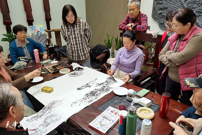 津门女画家余澍梅带领学生赴蓟州黄崖关采风、写生、创作。