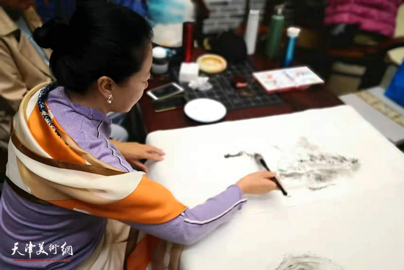 津门女画家余澍梅在蓟州黄崖关创作。