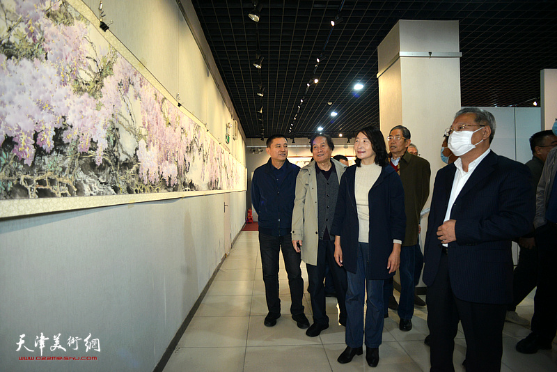 蒋峰陪同魏世华、郭培印、尹学芸、张旭观赏展出的作品。