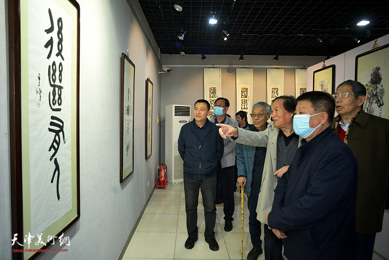 蒋峰向郭培印、张旭、姚景卿、柴寿武介绍展出的作品。