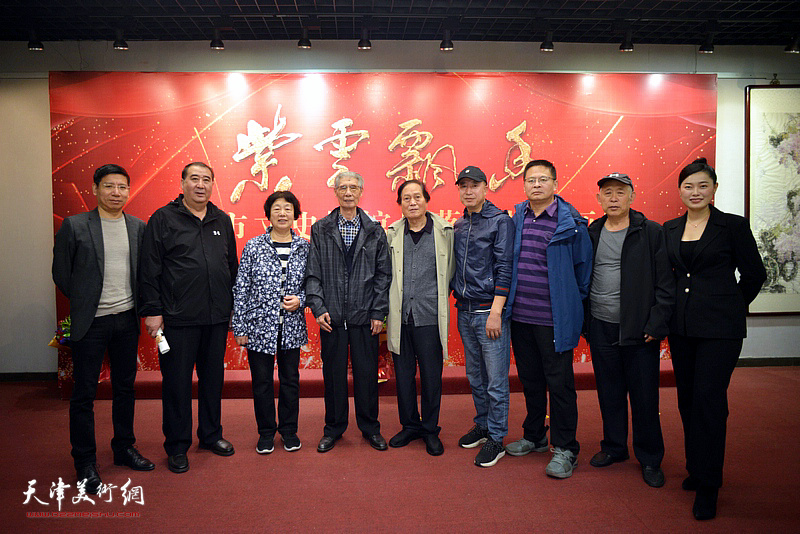 左起：杨宏宇、胡宝玉、景晨光、杨德树、蒋峰、李宝军、王兴龙在画展现场。