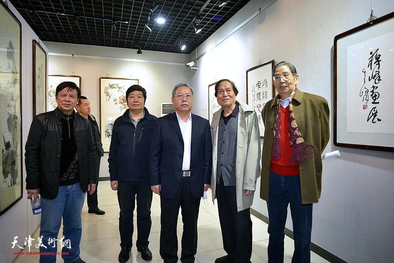 左起：李根友、王惠民、魏世华、蒋峰、柴寿武在画展现场。
