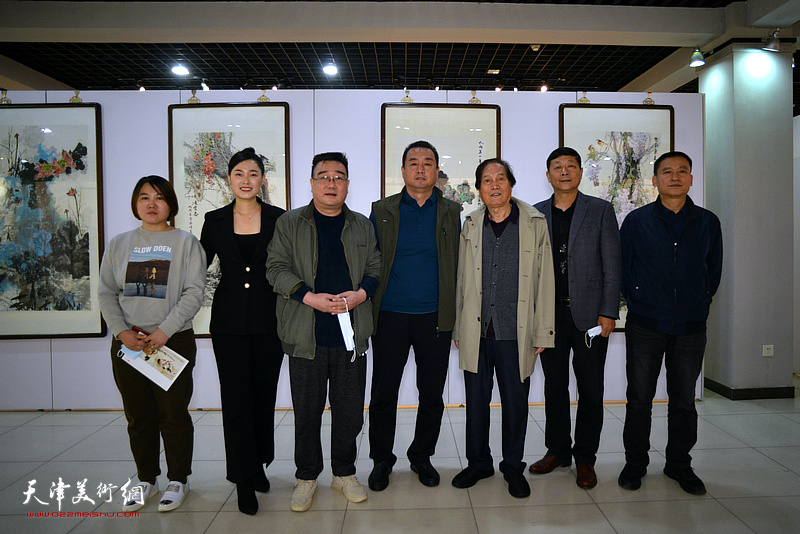 左起：刘文艳、程姗姗、刘宝明、宋立军、蒋峰、兰钰、郭培印在画展现场。