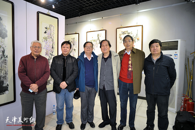 左起：王东生、李根友、陈启智、蒋峰、柴寿武、王惠民在画展现场。