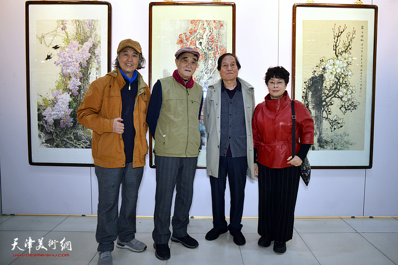 左起：华克齐、韩嘉祥、蒋峰、梦玉在画展现场。