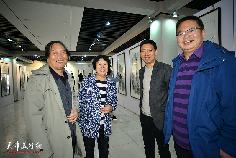 蒋峰、景晨光、杨宏宇、王兴龙在画展现场。