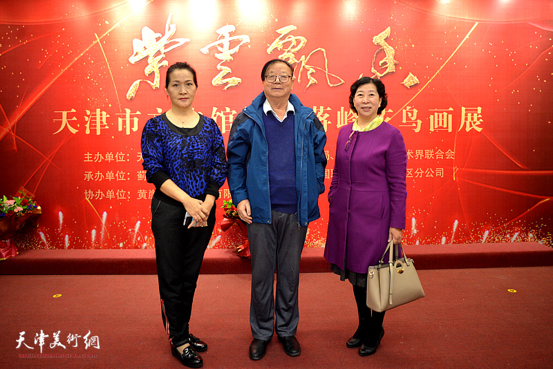蒋峰、冯字锦、张静在画展现场。
