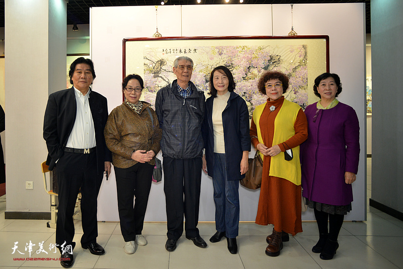 左起：高学年、崔艳萍、杨德树、尹学芸、史玉、冯字锦在画展现场。