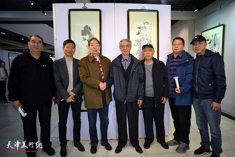 左起：胡宝玉、杨宏宇、柴寿武、杨德树、宋玉琛、王兴龙、李宝军在蒋峰花鸟画展现场。
