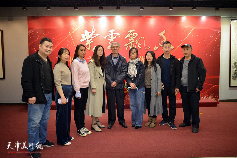 杨德树与宋玉琛、孔长江、张丽等蓟州美协书画家们在蒋峰花鸟画展现场。
