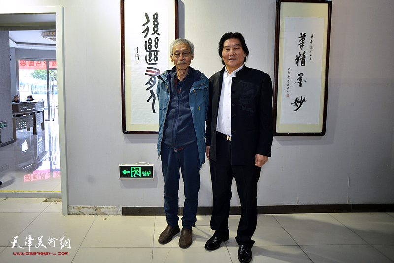 姚景卿、高学年在蒋峰花鸟画展现场。