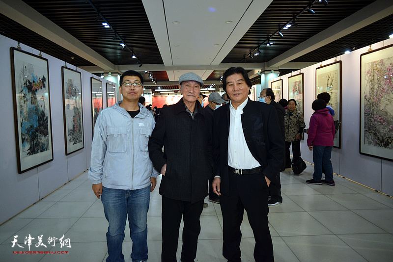 刘正明、高学年、魏悦亨在蒋峰花鸟画展现场。