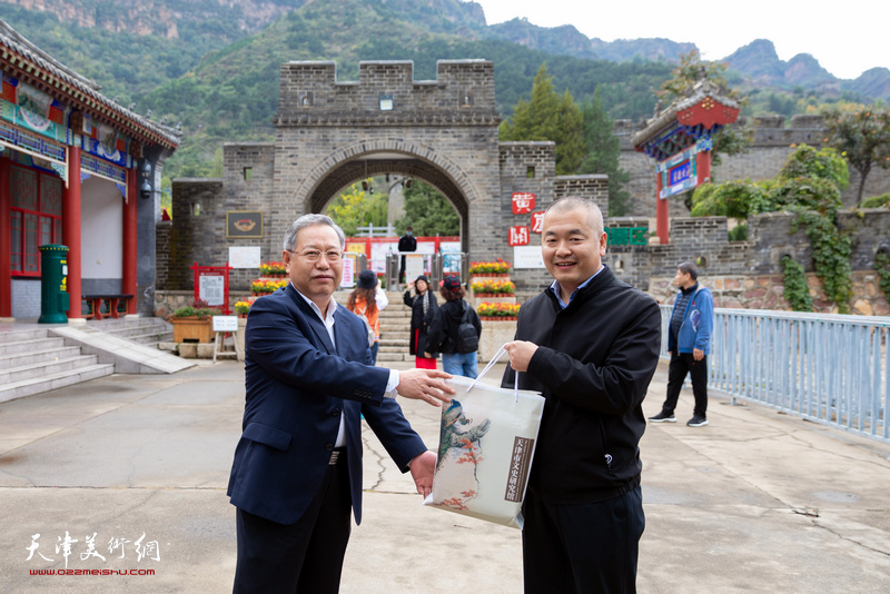 魏世华向天津黄崖关长城风景游览区管理局赠送了天津文史研究书籍。。