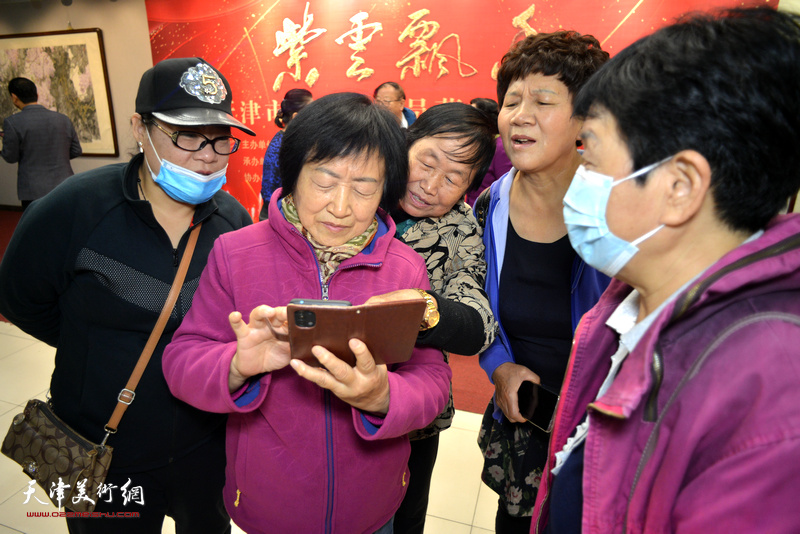 “紫云飘香——天津市文史馆馆员蒋峰花鸟画展”现场。