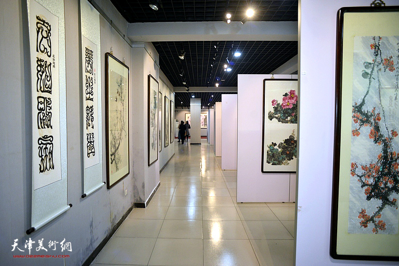 “紫云飘香——天津市文史馆馆员蒋峰花鸟画展”现场。