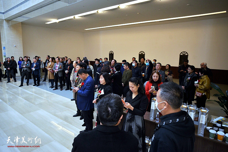 百年辉煌—庆祝中国共产党建党100周年天津湖社美术家作品展在滨海美术馆开幕。