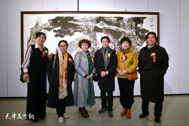 左起：刘津芝、崔燕萍、史玉、张永敬、孟昭丽、高学年在作品展现场。