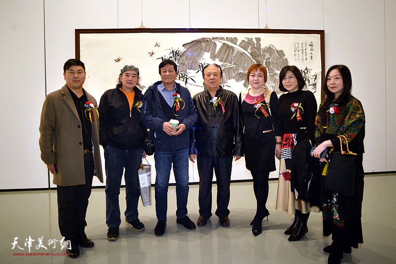 左起：徐斌、陈世建、季家松、纪荣耀、李澜、李书敏、许云在作品展现场。