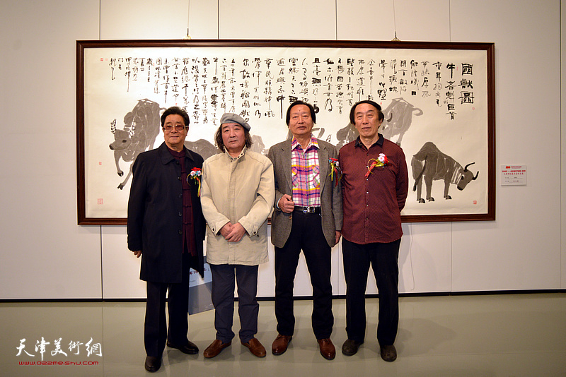 左起：曲学真、张明光、刘家城、李岳林在张明光作品《耕耘图》前。