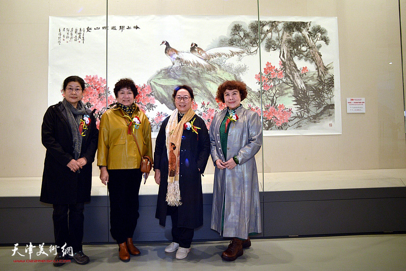 左起：张永敬、孟昭丽、崔燕萍、史玉在“津门五彩贝”合作《岭上开遍映山红》前。