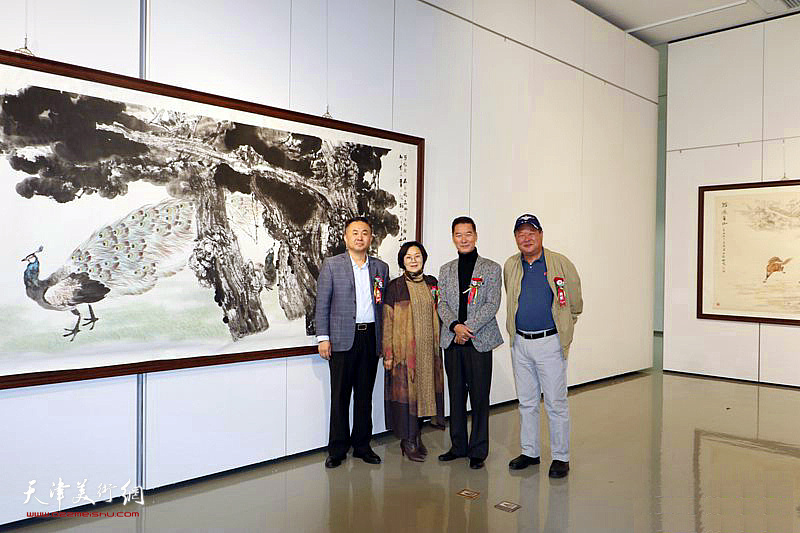 左起：张洪国、郭洪艳、陈之海、马孟杰在陈之海、高学年合作《长青》前。