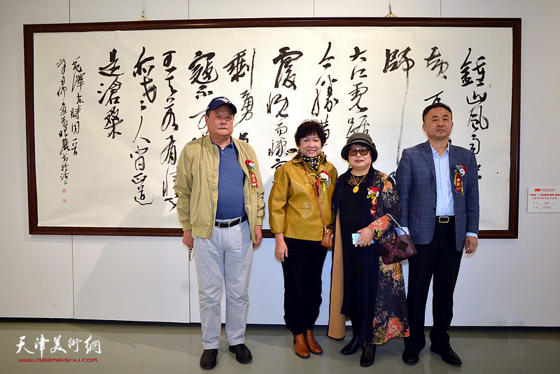 左起：马孟杰、孟昭丽、孙秀霞、张洪国在马孟杰作《毛主席诗词》前。