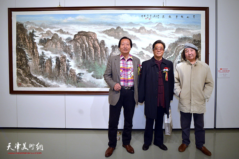 左起：刘家城、曲学真、张明光在曲学真、刘家城合作的《黄山观海》前。