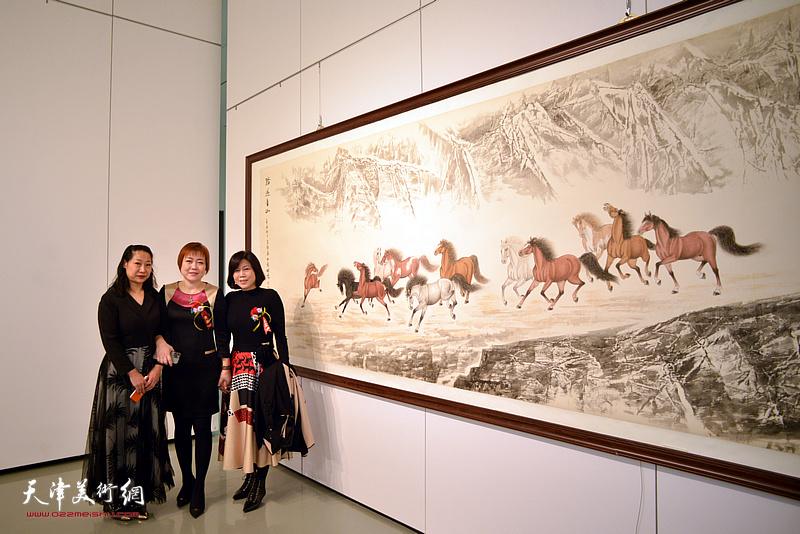 左起：李亚卓、李澜、李书敏在向中林、李澜合作的《踏遍青山》前。