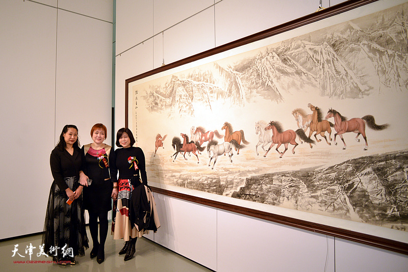 左起：李亚卓、李澜、李书敏在向中林、李澜合作的《踏遍青山》前。