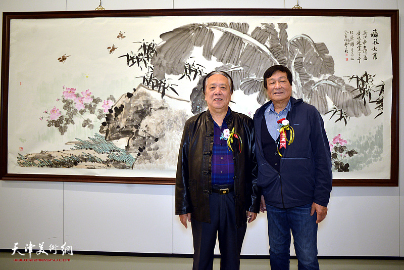 左起：“新津门二ji”纪荣耀、季家松在二人合作的作品《福风大业》前。