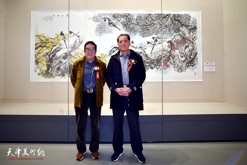 左起：卢贵友、张志连在二人合作的作品《春光无限》前。
