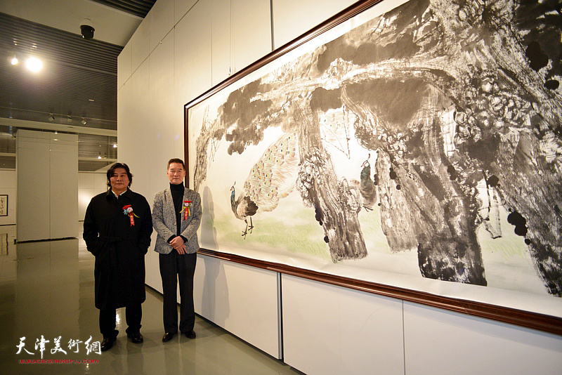 左起：高学年、陈之海在二人合作的作品《长青》前。