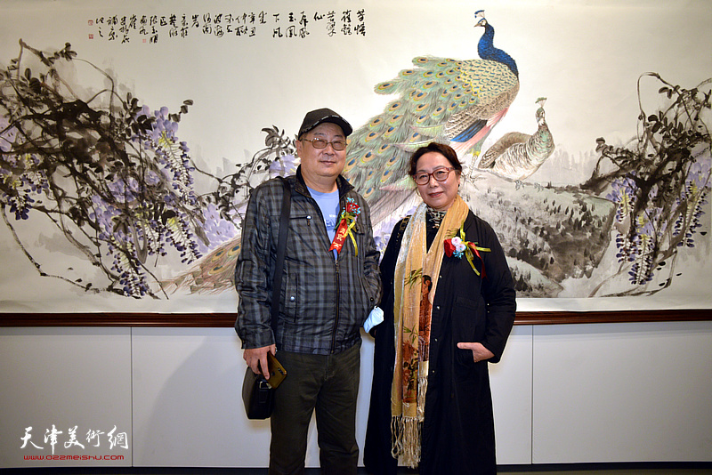 左起：王宝贵、崔燕萍在史振岭、张玉明合作的《翠羽春晖》前。