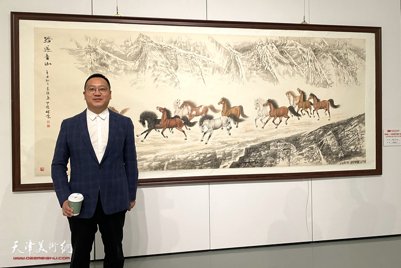 牛宝明在向中林、李澜合作的作品《踏遍青山》前。