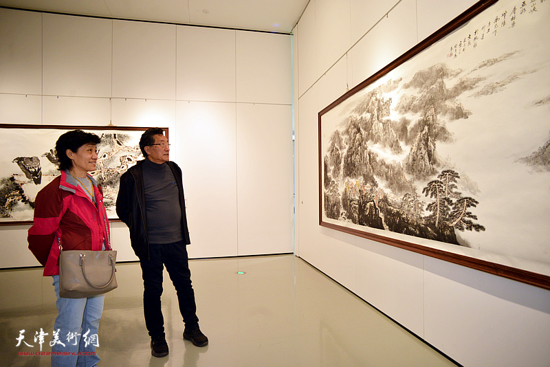 李鸿献观赏展出的皮志刚作品《江山如画》。