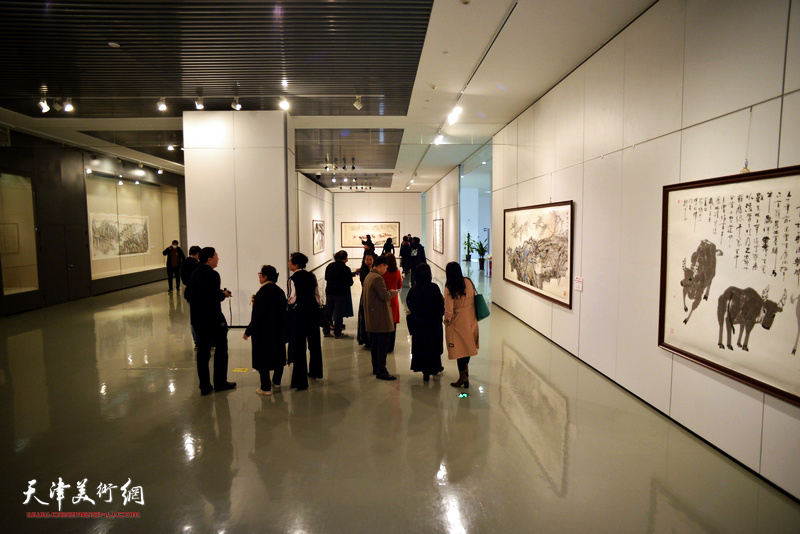 百年辉煌—庆祝中国共产党建党100周年天津湖社美术家作品展现场。
