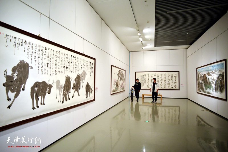 百年辉煌—庆祝中国共产党建党100周年天津湖社美术家作品展现场。