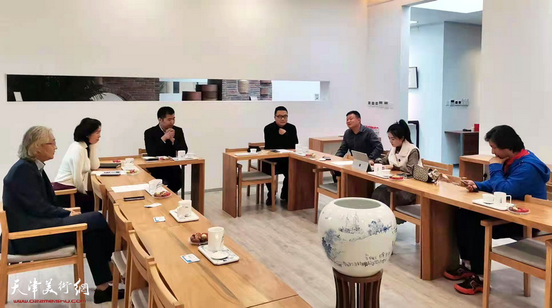 天津市工艺美术学会班子成员在研究部署工作。