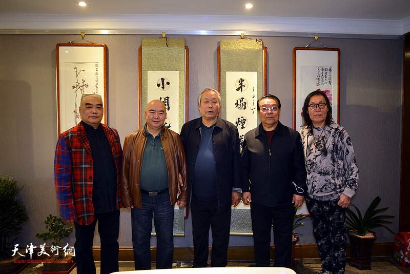 左起：林德谦、尹沧海、唐云来、胡玉林、陈栋琨在唐云来先生金湾广场工作室畅谈。
