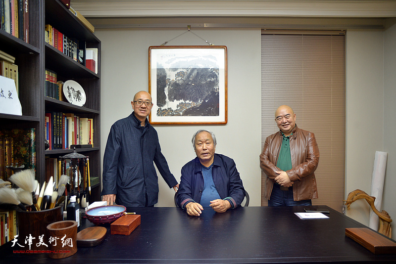 左起：马驰、唐云来、尹沧海在唐云来先生金湾广场工作室畅谈。