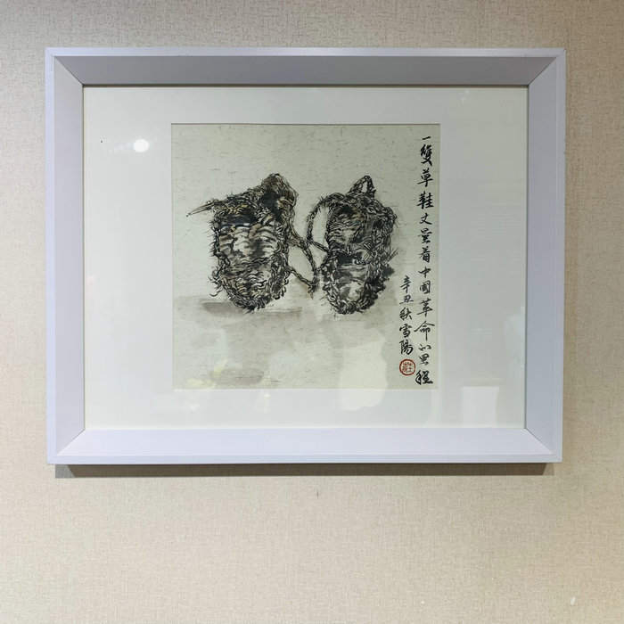 现场展出的庄雪阳作品：《一双草鞋》。