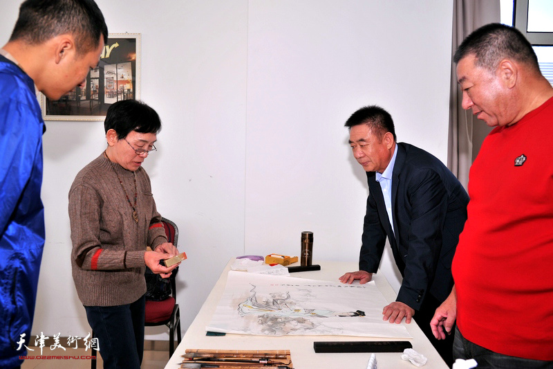 于克奇、李洪彬观赏萧慧珠书画创作。