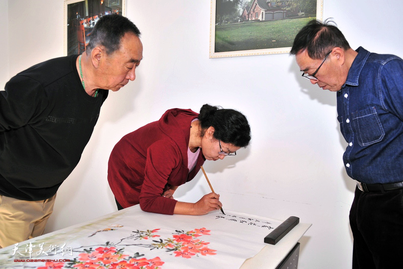 崔永利、林泽观赏张永敬书画创作。